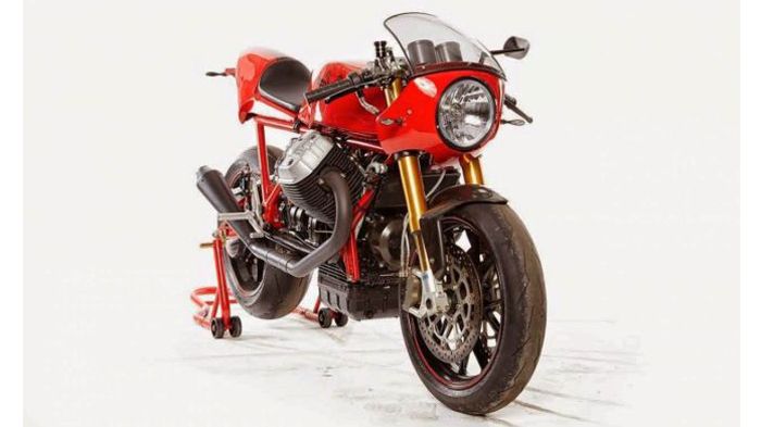 Το μασκάκι μας παραπέμπει κατευθείαν στα Le Mans της δεκαετίας του 1980.