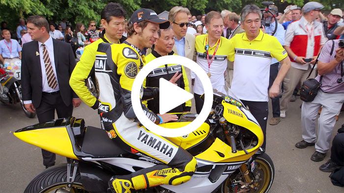 Ο Valentino Rossi, στην πρώτη επίσκεψη του στο Goodwood Festival of Speed, καβάλα στο YZR-M1.