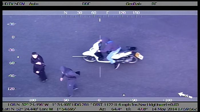 Κυνήγι με περιπολικό, ελικόπτερο και αστυνομικούς να τρέχουν, για ένα 13χρονο αναβάτη scooter. Το αποτέλεσμα; Μια προειδοποίηση.