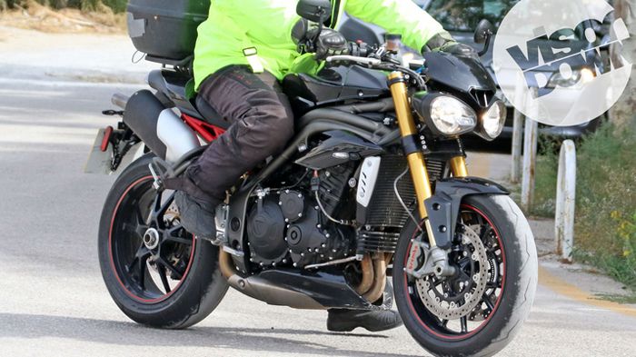 Το χρυσό πιρούνι της Ohlins είναι εκείνο που μας ειδοποιεί ότι μπροστά μας έχουμε την έκδοση R του ανανεωμένου Speed Triple