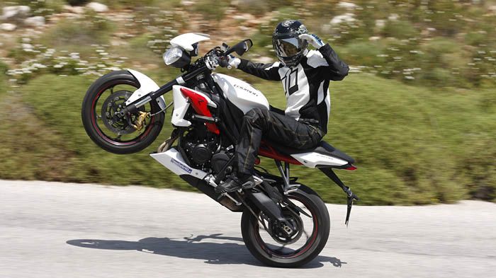 ...we salute you. Χαιρετισμός σε όλους όσους προτιμούν να οδηγούν μοτοσικλέτα για τη χαρά της οδήγησης, με μοντέλα όπως ο χούλιγκαν Street Triple R!