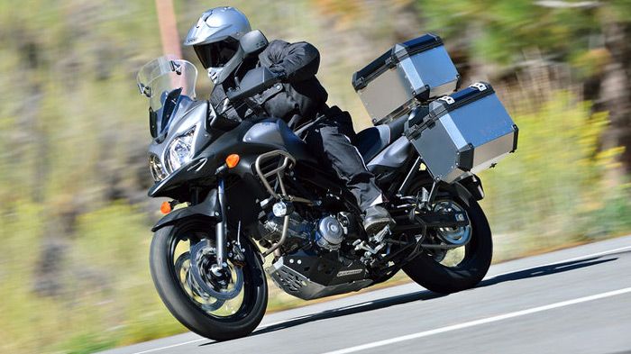To V-Strom 650XT ABS είναι άμεσα διαθέσιμο στα 8.995 ευρώ. Με νέο ρύγχος, φόρο τιμής στο DR-Z, με ακτινωτές ζάντες και tubeless ελαστικά.