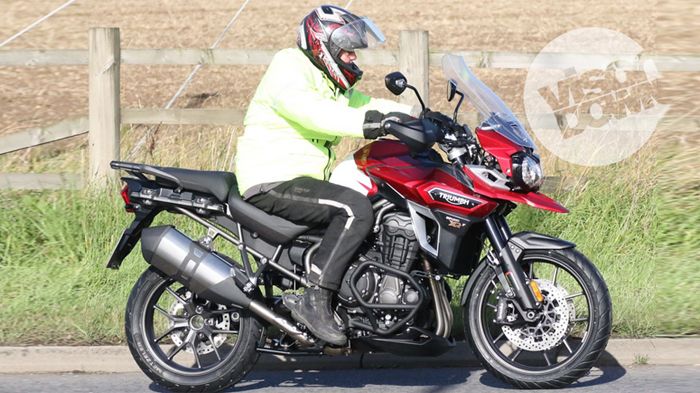 Στην τελική του μορφή και με χρώμα εντοπίστηκε το Triumph Tiger Explorer.