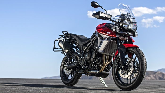 Το Tiger 800 XRT ABS είναι κατά βάση ένα XRx, με πλούσιο πακέτο εξοπλισμού που περιλαμβάνει ένα σωρό καλούδια. Η μοτοσικλέτα κοστίζει 12.890 ευρώ.