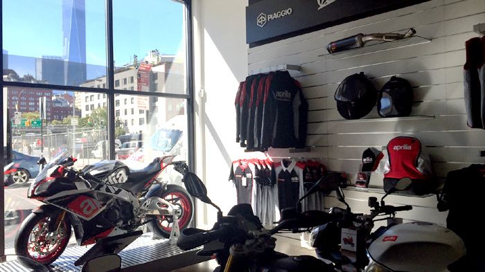 Το Vespa Manhattan εγκαινιάστηκε στα πλαίσια των εορτασμών για τα 130 χρόνια του Ομίλου Piaggio που ιδρύθηκε το Δεκέμβριο του 1884