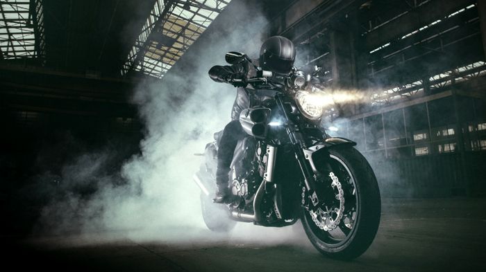 Για να γιορτάσει τα 30 χρόνια από τη γέννηση του VMAX η Yamaha παρουσίασε την ειδική Carbon έκδοση.