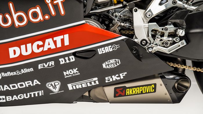 Akrapovic και Ducati εξέλιξαν το νέο σύστημα εξαγωγής των Panigale R σε στενή συνεργασία.