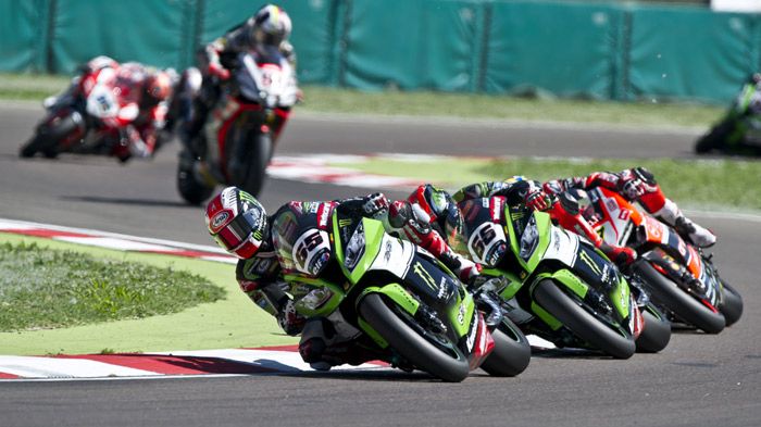 Jonathan Rea και Tom Sykes κονταροχτυπήθηκαν ξανά, στην Imola, με τον Ιρλανδό να επικρατεί.