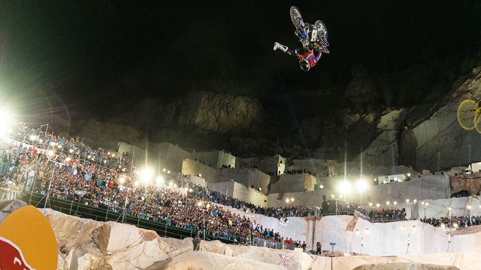 O Clinton Moore ήταν ο θριαμβευτής του εντυπωσιακού αγώνα Red Bull X-Fighters που έγινε στην Αθήνα.