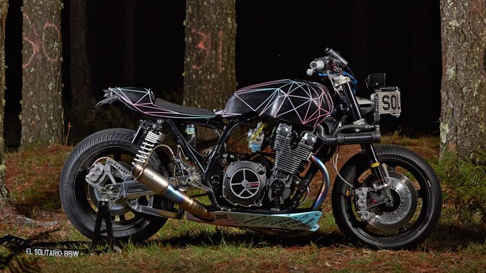 Περπατώ εις το δάσος όταν ο Λύκος είναι εδώ.