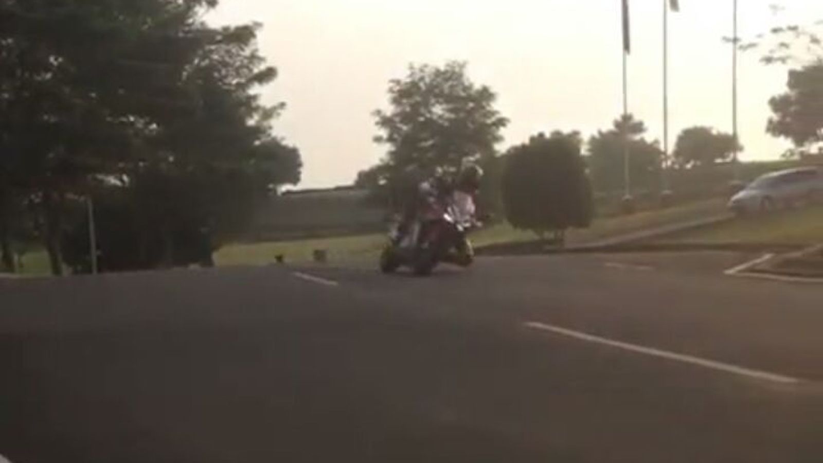 Οι φωτογραφίες που απεικονίζουν την μοτοσυκλέτα. Σχεδόν...κάτω το γόνατο! 