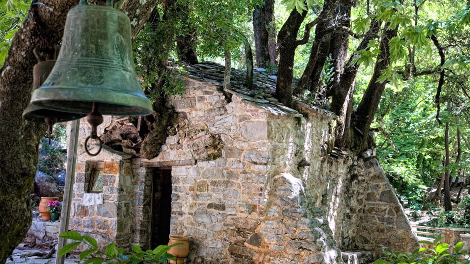 Η εκκλησία με τα 17 δέντρα στη στέγη της!
