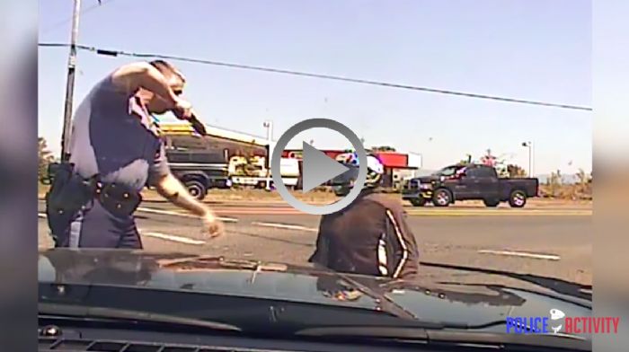 Υπό την απειλή όπλου και αφού πρώτα τον έχει διεμβολίσει προκαλώντας του τραυματισμό, ο αστυνομικός συλλαμβάνει τον μοτοσικλετιστή. 