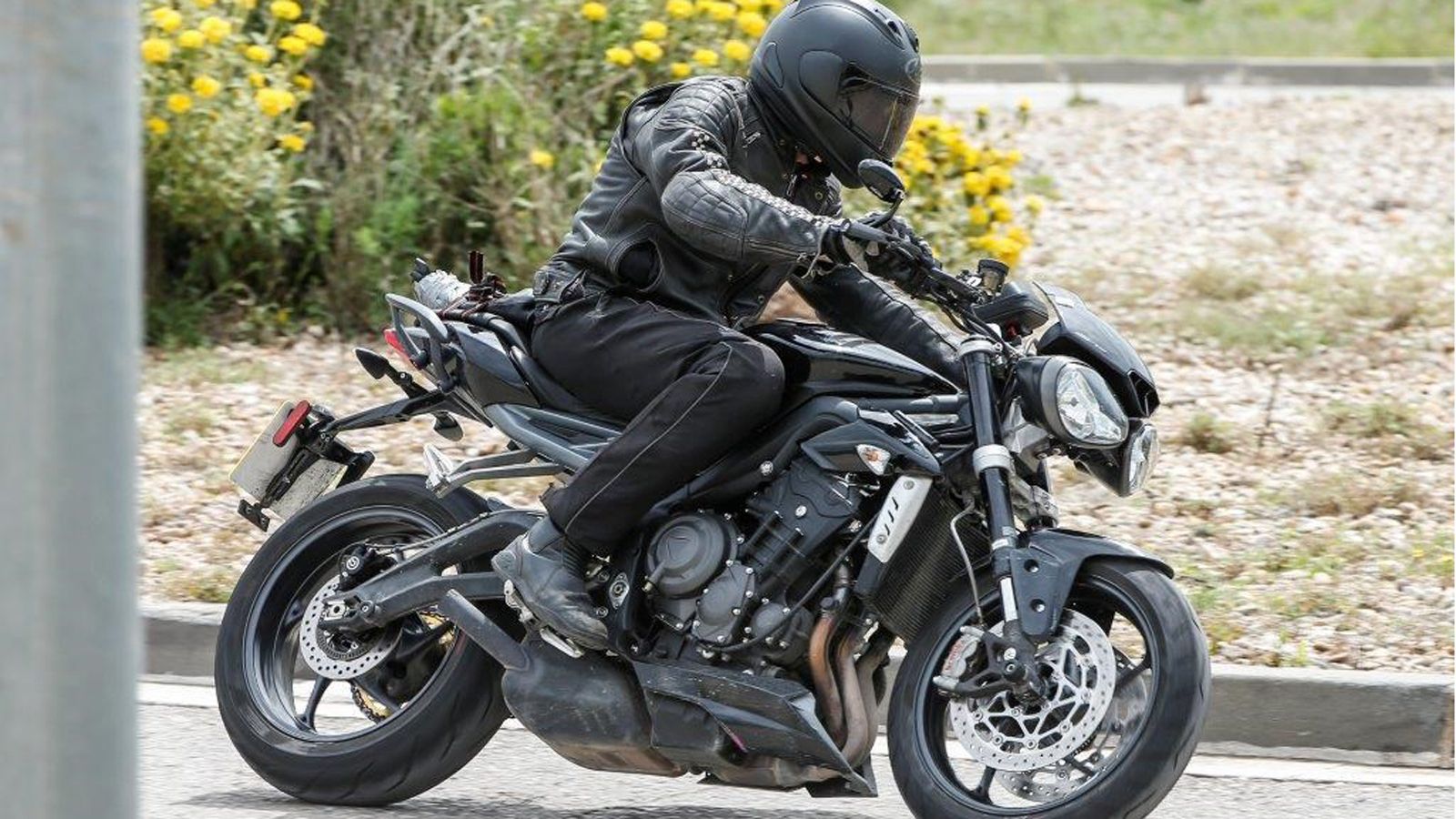 H φωτογραφία του νέου Street Triple 765 που δοκιμάζεται στη Μεγάλη Βρετανία! 