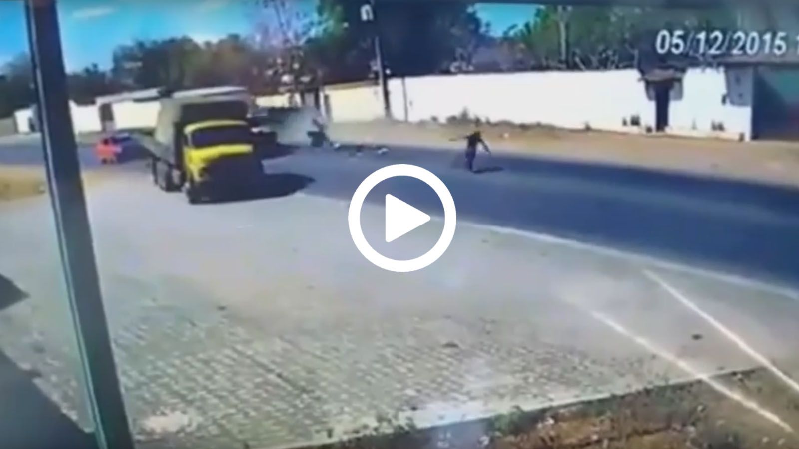 Κυριολεκτικά για λίγα χιλιοστά δεν έλιωσε τον αναβάτη αυτό το φορτηγό! 