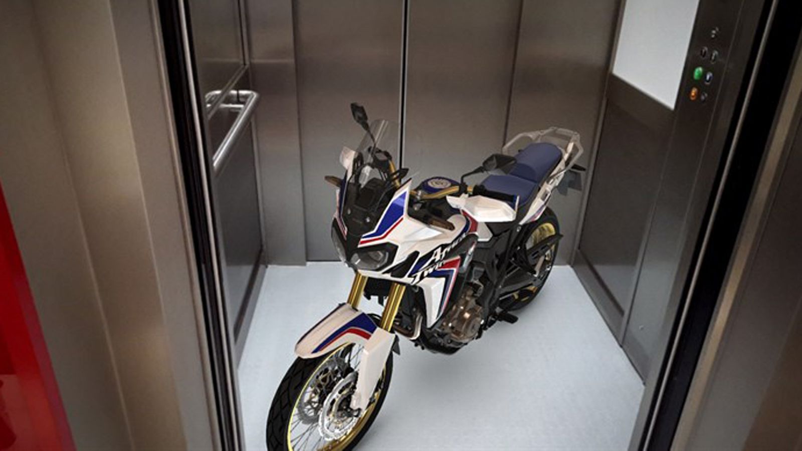 Χωράει μια Africa Twin σε...ασανσέρ; Με την εφαρμογή αυτή, ναι!