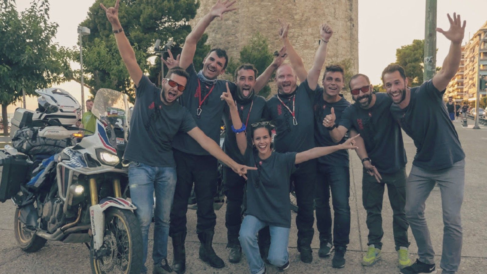 Η ομάδα φωτογραφίζεται μπροστά στο Λευκό Πύργο, μετά την ολοκλήρωση του ταξιδιού.