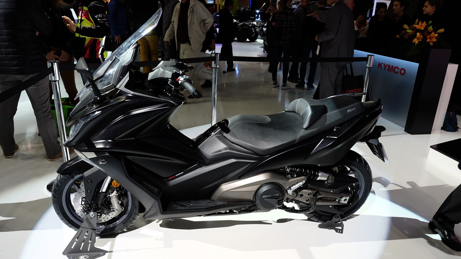 To KYMCO AK550, στο περίπτερο της εταιρείας στην EICMA. 
