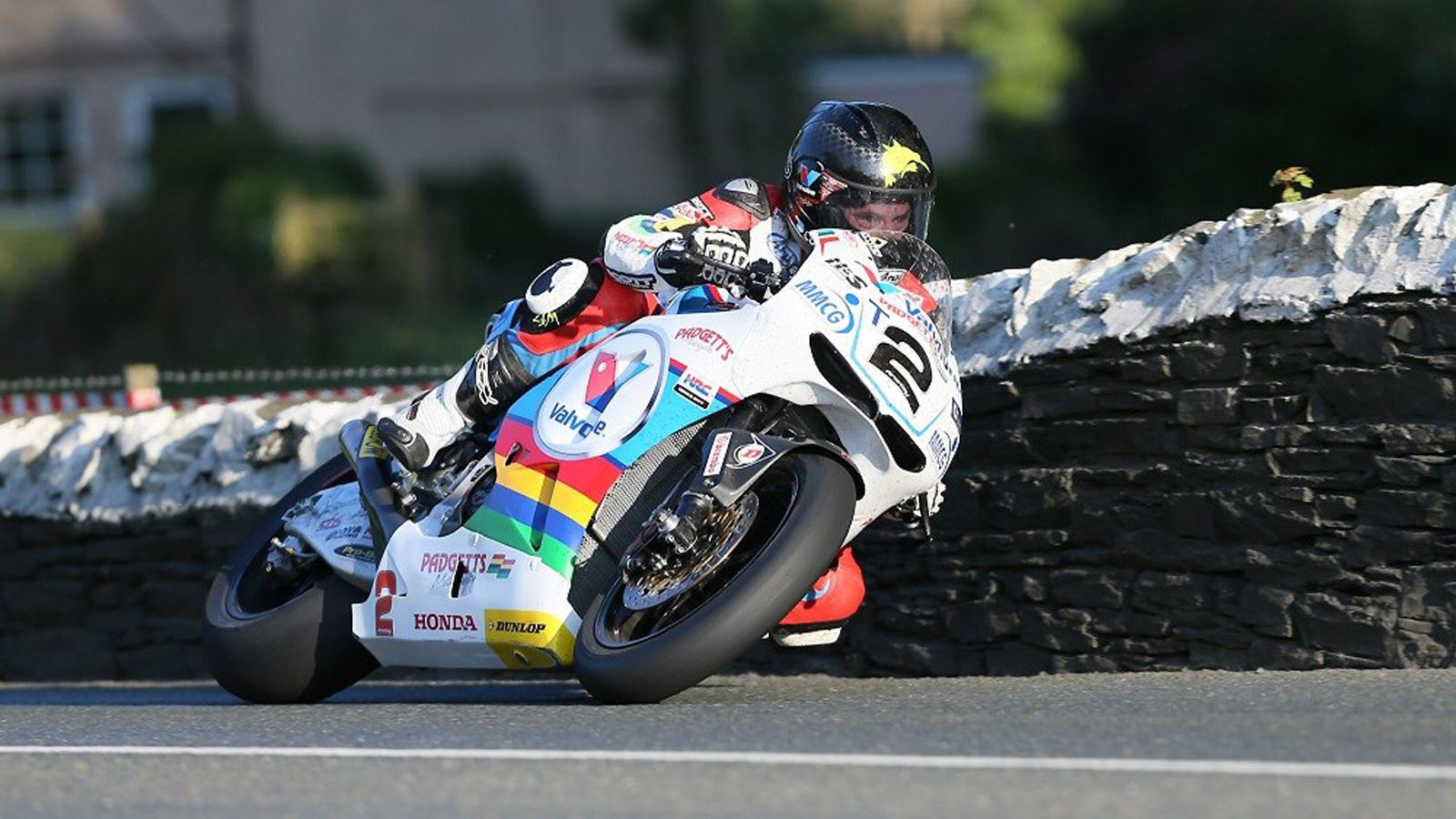 Εκρηκτικός στη σέλα του Honda RC213V-S ο Bruce Anstey.