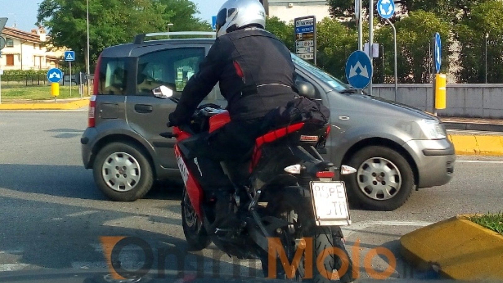 H επίμαχη φωτογραφία με την μοτοσυκλέτα. Είναι ή δεν είναι άραγε; 