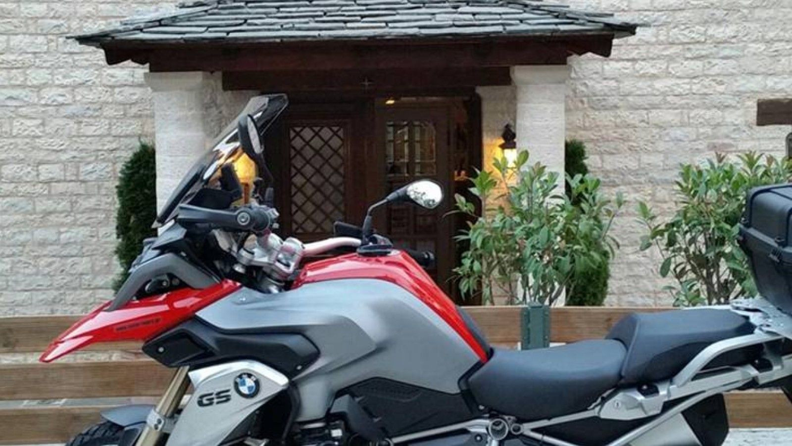 Ένα ξενοδοχείο φιλικό στους μοτοσυκλετιστές, στην υπέροχη Αρίστη, για μια αξέχαστη εμπειρία διαμονής και ταξιδιού.