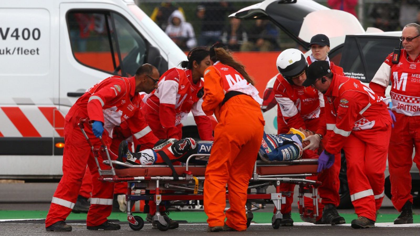 Ο Loris Baz κατά την φροντίδα του από το ιατρικό προσωπικό. Ο Baz είχε χάσει τις αισθήσεις του, αλλά τις ανέκτησε λίγο πριν μπει στο ασθενοφόρο.