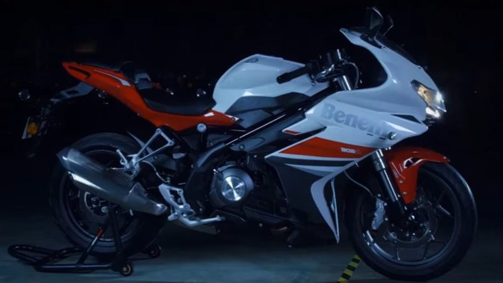 Αυτή είναι η Benelli Tornado 302R που πρωταγωνιστεί στο παρακάτω βίντεο!