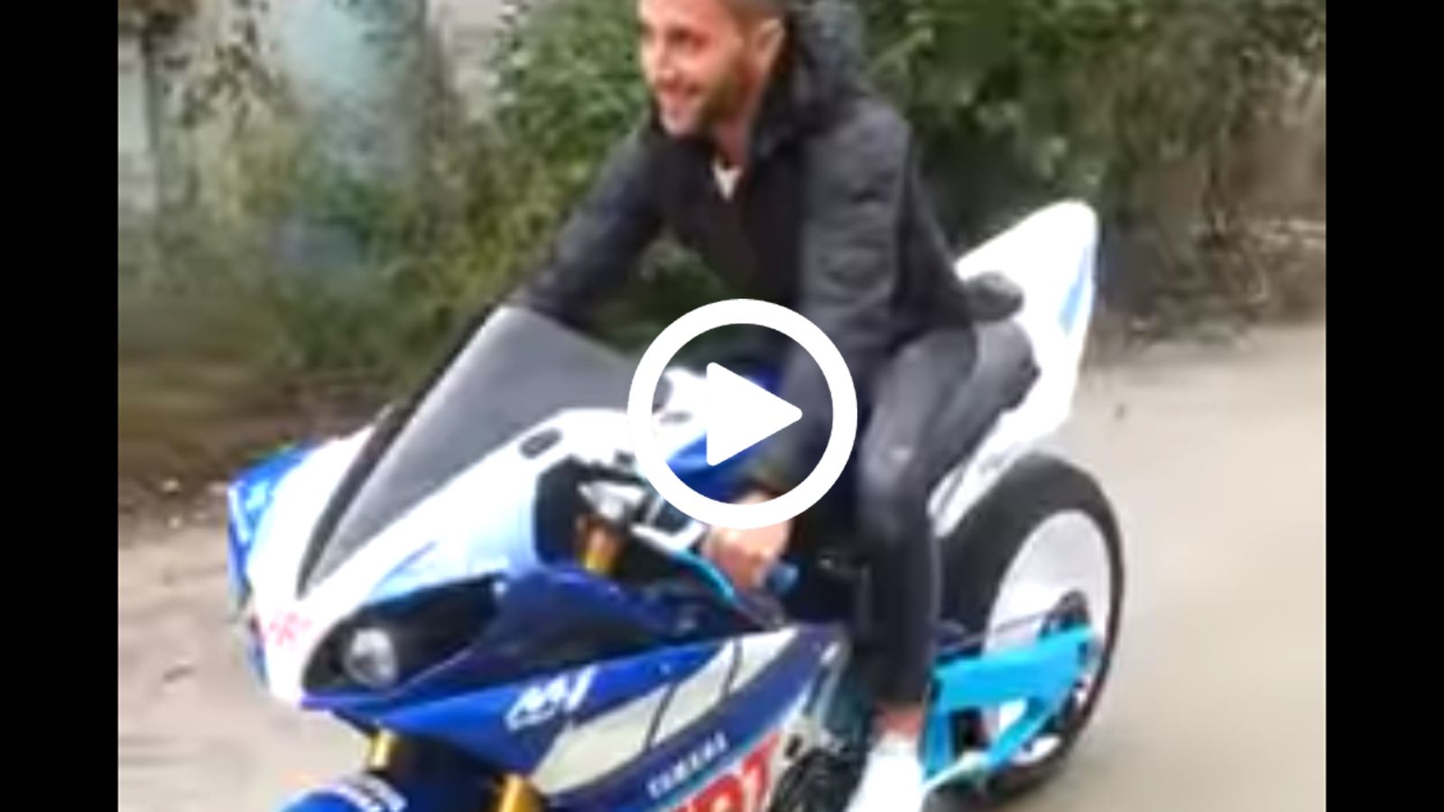 Σίγουρα όμως το τυπάκι έχει ένα από τα πιο όμορφα ποδήλατα ever!