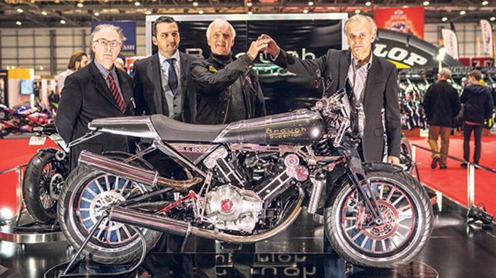 Πανευτυχής ο Eric Patterson, παραλαμβάνει την πρώτη SS100 από τον ιδιοκτήτη της Brough Superior, Mark Upham. 