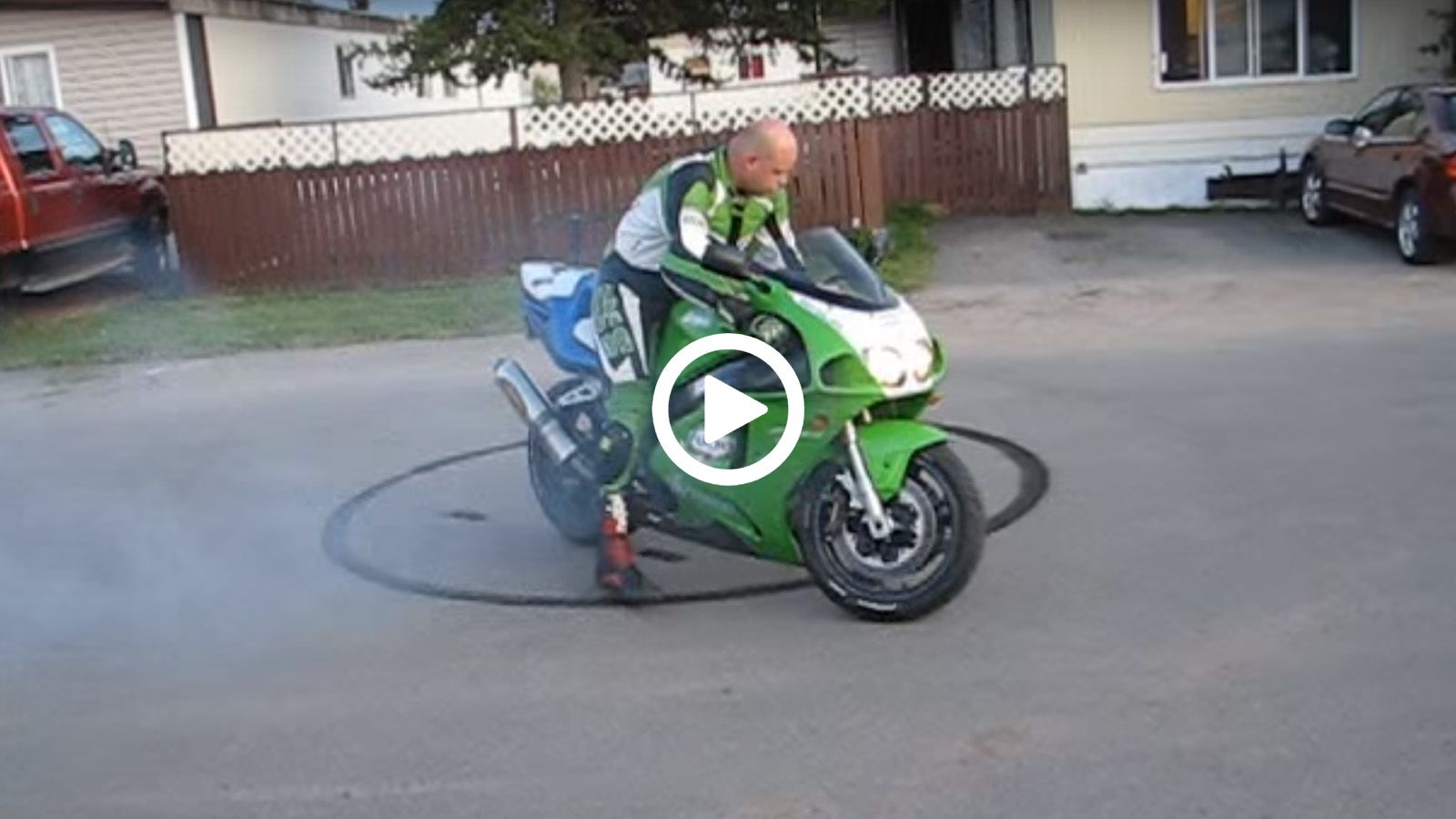 Τα καινούργια λάστιχα φέρνουν πάντα χαρά στους αναβάτες...και αυτός ο μοτοσυκλετιστής την αποτύπωσε στην άσφαλτο! 