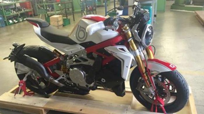 Διακρίνεται (λίγο δύσκολα είναι η αλήθεια) το σύστημα μετάδοσης της κίνησης από τον κινητήρα στον compressor.