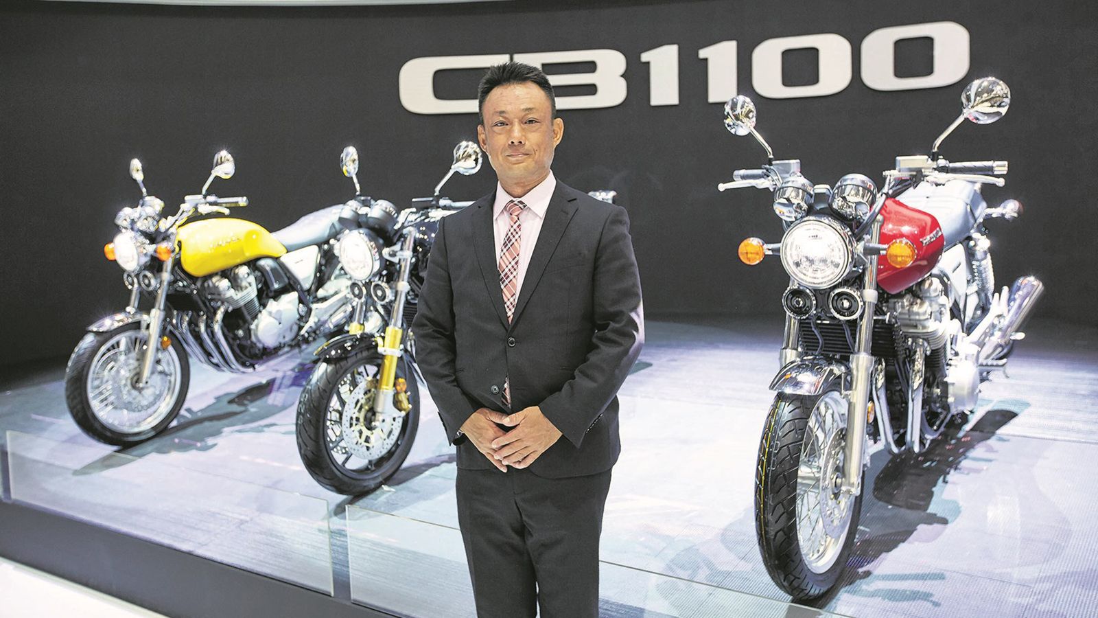 O Mitsunobu Imada μπροστά στο περίπτερο της Honda CB1100, στην Intermot. 