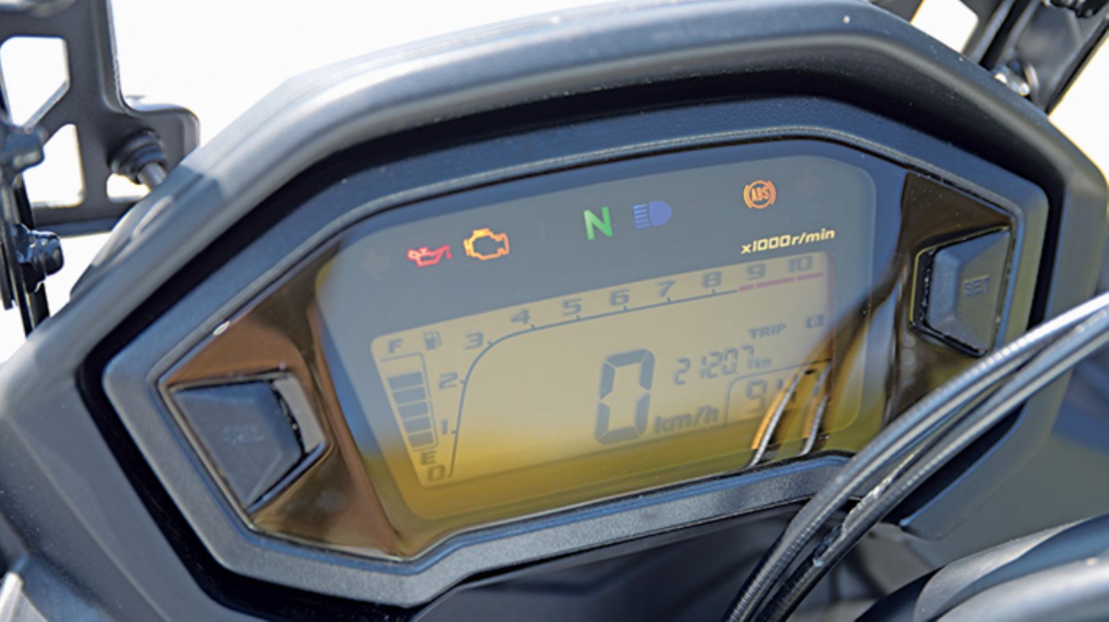 Λίγο μικρότερη από όσο θα 
θέλαμε η LCD οθόνη του CB500X, 
αν και οι ενδείξεις είναι 
ευδιάκριτες.