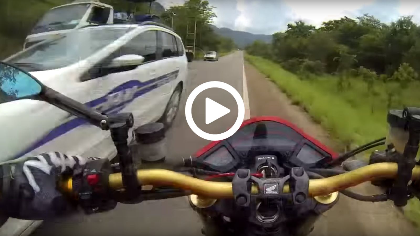 Γλιτώνουν στο παρά...ένα! Ένα ισχυρό βίντεο που επισημαίνει την σημασία της προσεκτικής οδήγησης. 