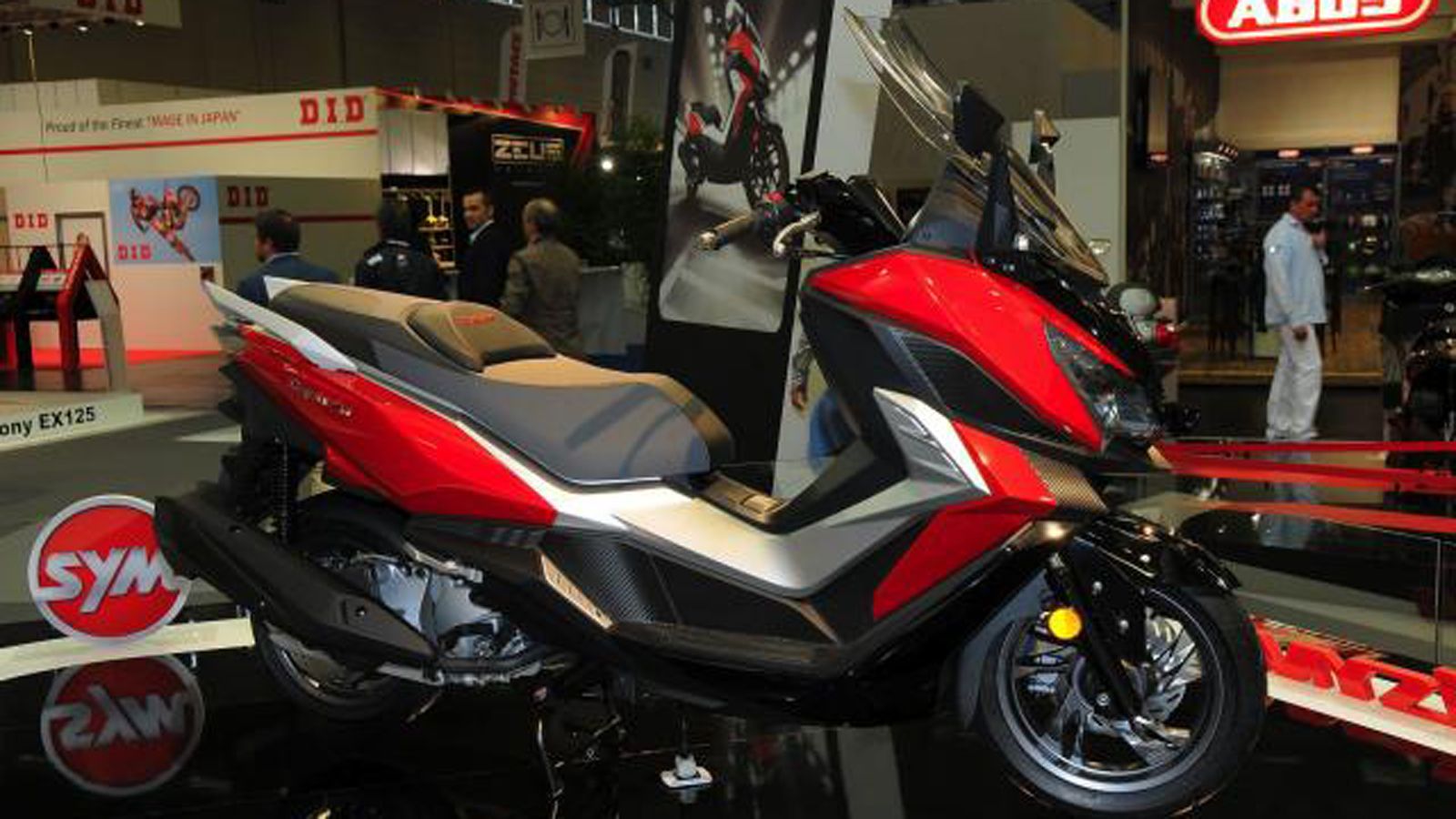 Το CruiSym 300 στην έκθεση της Intermot. 