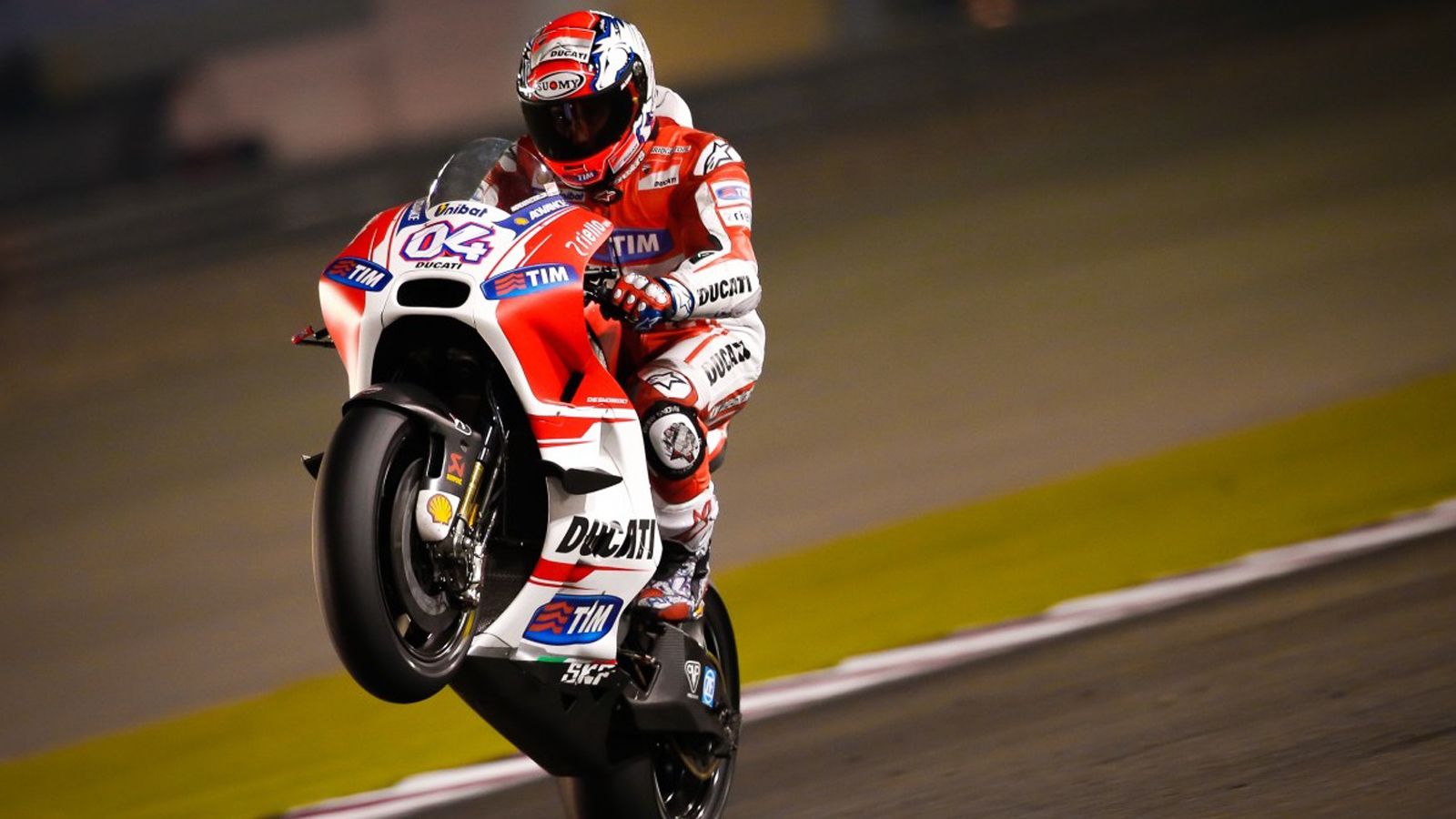 Παραμένει στην Ducati ο Andrea Dovizioso, υπογράφοντας συμβόλαιο μέχρι το 2018. 