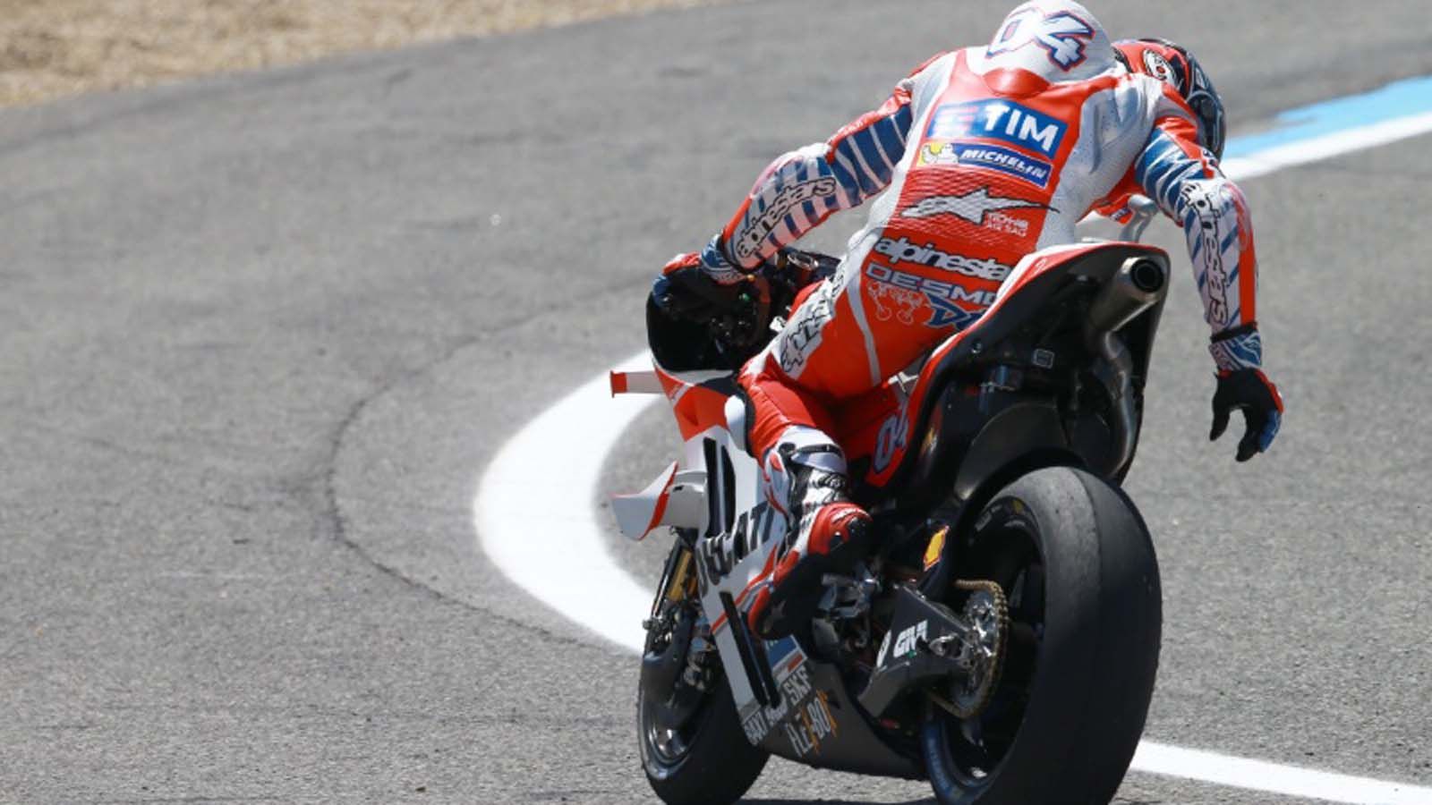 O άτυχος μέχρι τώρα Andrea Dovizioso αναγκάστηκε να εγκαταλείψει στην Ισπανία, λόγω βλάβης στην αντλία νερού. 