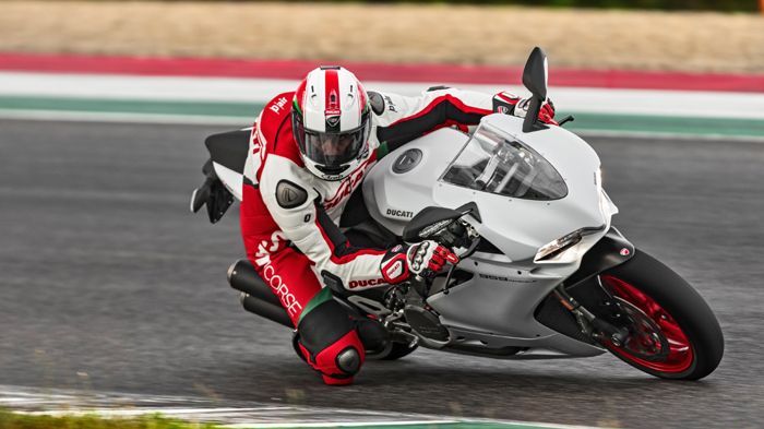 Φυσικός του χώρος η πίστα αν και η Ducati  ισχυρίζεται πως το 959 είναι φιλικό και εκτός αυτής. 
