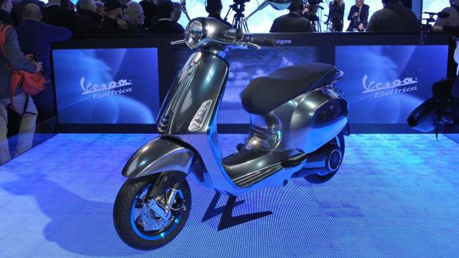 H ηλεκτρική Vespa, στο περίπτερο της εταιρείας στην EICMA! 