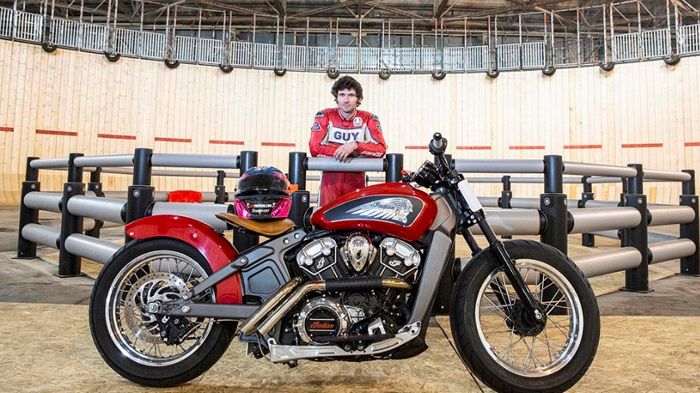 O Guy Martin φωτογραφίζεται μπροστά στην πίστα.