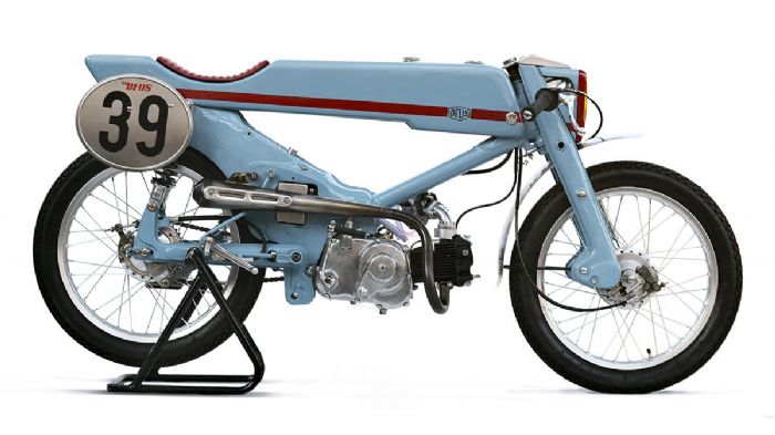 Η σχεδίαση της μοτοσικλέτας αποτίνει φόρο τιμής στα racing μοντέλα μικρού κυβισμού των 60s και των 70s. 