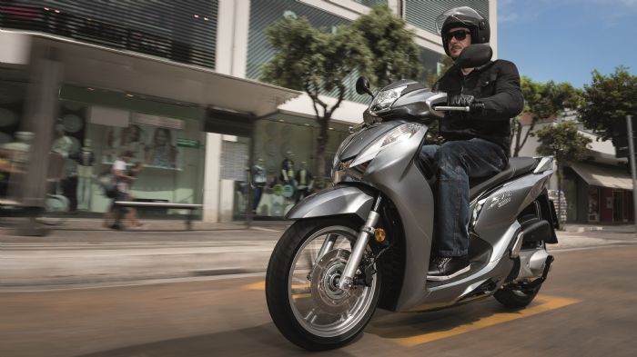 Πιο άνετο, πιο ισχυρό, πιο ασφαλές, πιο οικονομικό. Η ανανέωση του SH300i προσέδωσε έναν νέο αέρα στο πολύ επιτυχημένο μοντέλο της Honda. 
