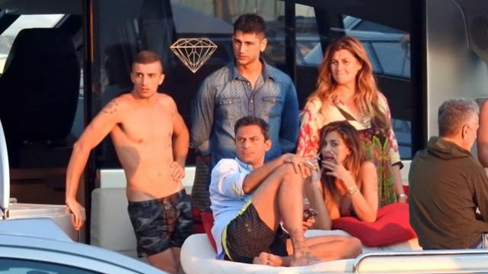 Ο Andrea Iannone με παρέα. Η Belen Rordiguez διακρίνεται τέρμα δεξιά, κάτω.