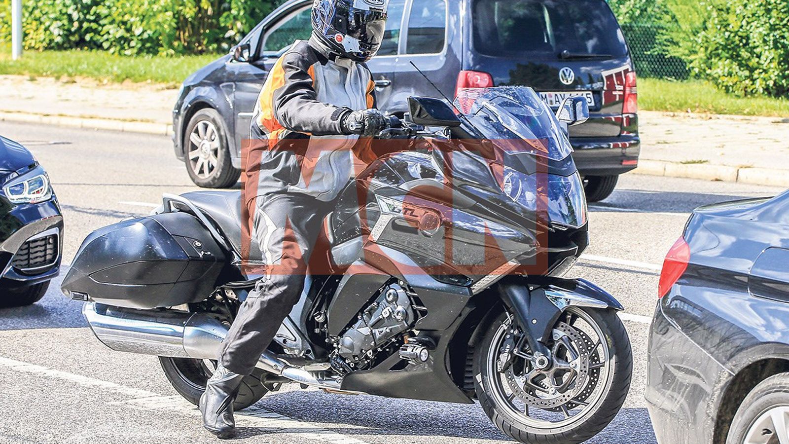 Να λοιπόν το νέο BMW K1600 Bagger. Προσέξτε τις τεράστιες εξατμίσεις! 