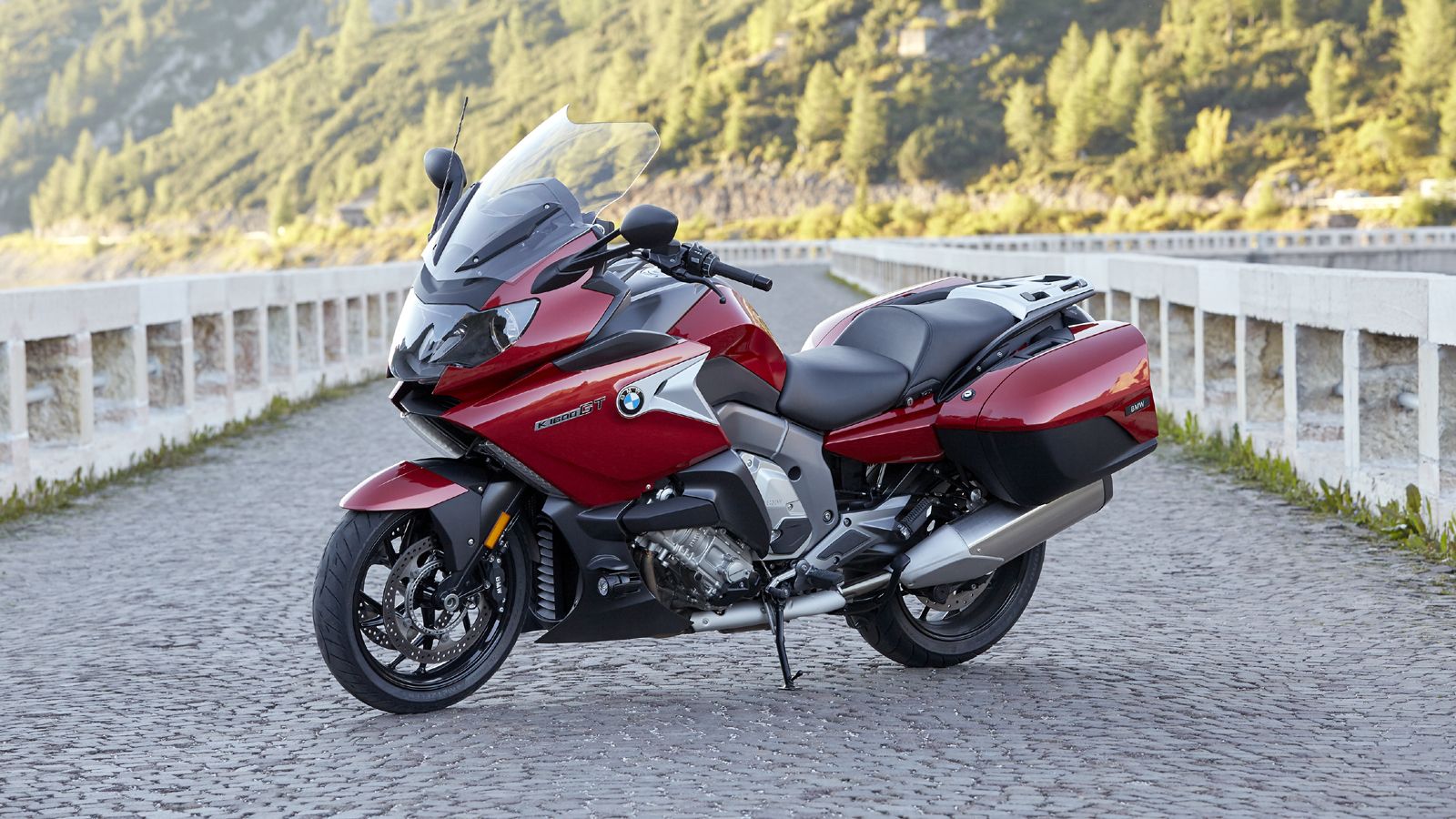 Το νέο K1600GT και λεπτομέρειές του. 