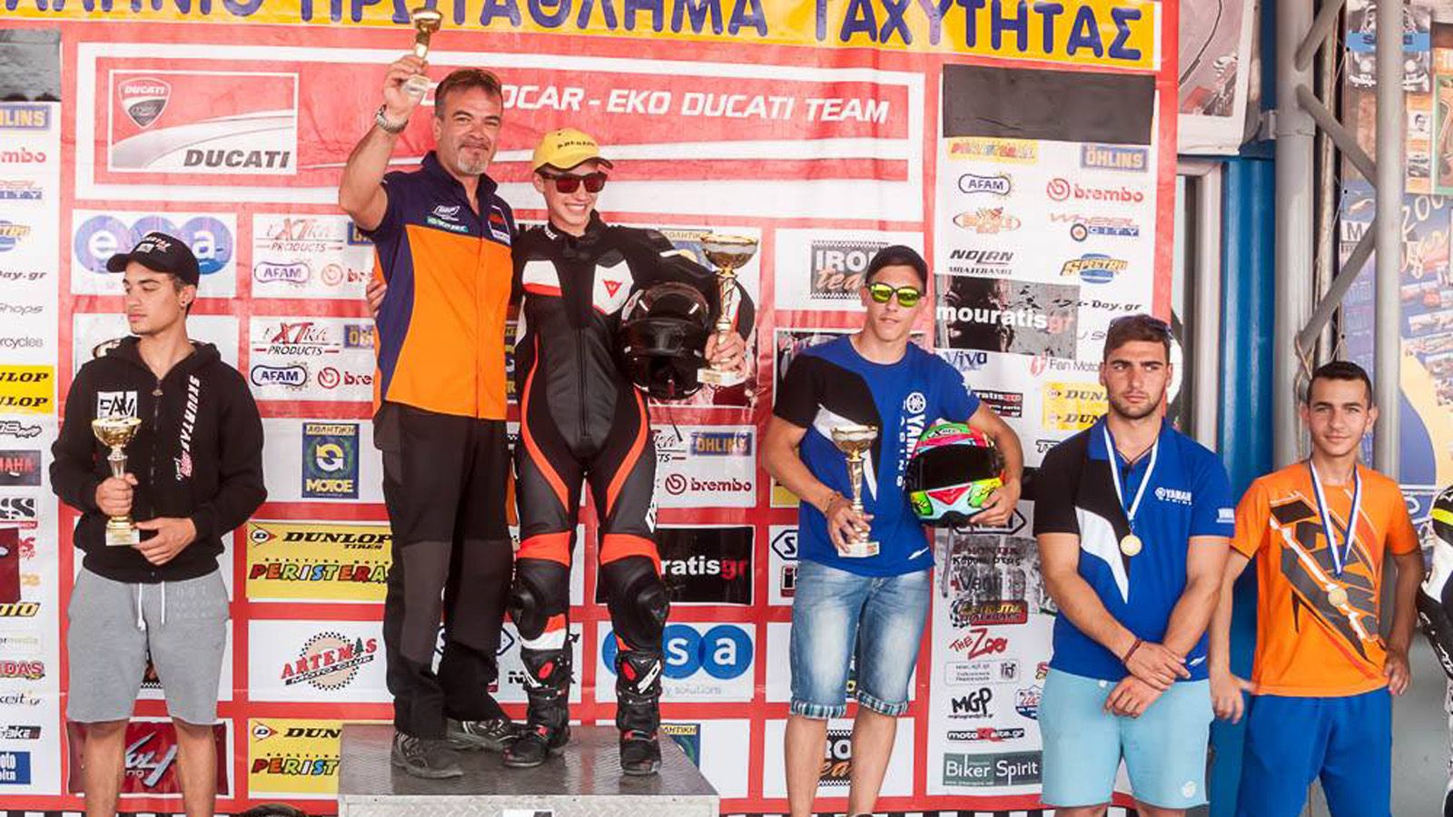 Η στιγμή της βράβευσης για τον Βασίλη Κορωνάκη