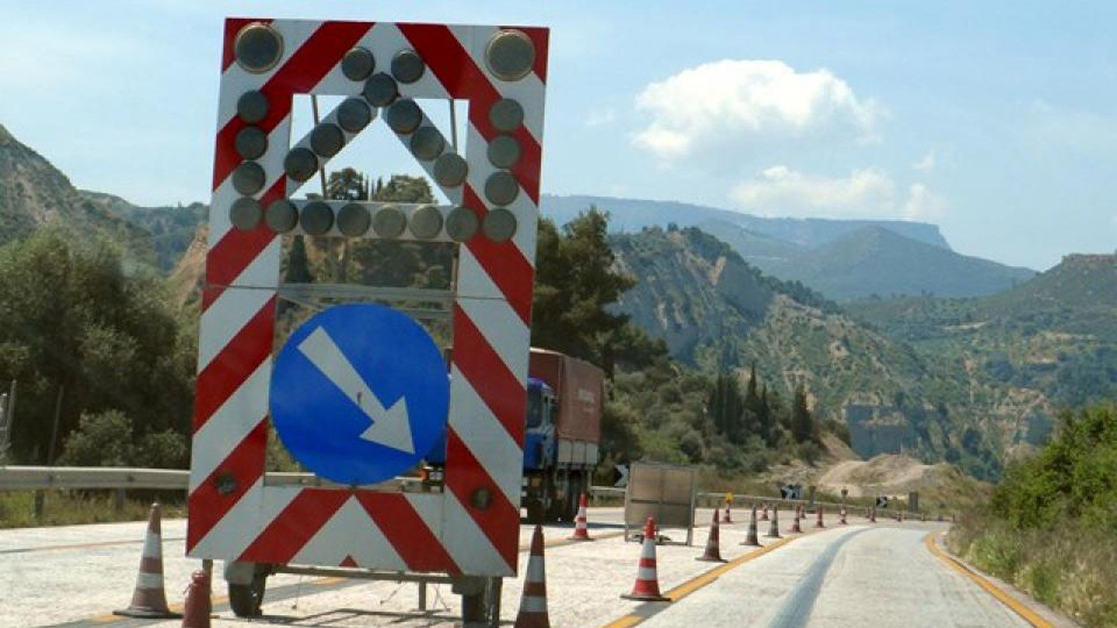 Ρυθμίσεις κυκλοφορίας σήμερα και αύριο στον κόμβο του Ξυλοκάστρου.