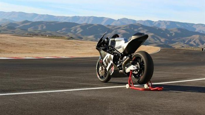 Συνεργασία KTM - WP αλλά τετρακύλινδρος κινητήρας Honda, όπως όλοι στην κατηγορία Moto2.