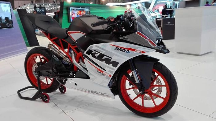 Φαίνεται σαν νορμάλ RC 390 αλλά κρύβει έναν υπερτροφοδότη κάτω από τα πλαστικά του.