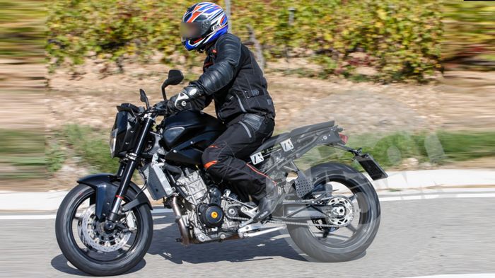 Δικύλινδρος σε σειρά κινητήρας με χωρητικότητα κοντά στα 800 κ.εκ. για την νέα έκδοση του Duke. 